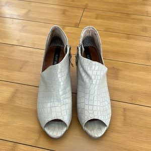 Women’s ankle boots.  Matt Bernson size 7 - Cream